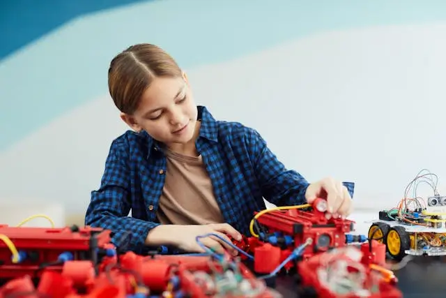 Para hacer robótica, hay que conocer la electricidad, los componentes, la programación y las manualidades de precisión.
